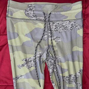 Women's Aerie Chill Play Move Camo 7/8 Leggings Size Large